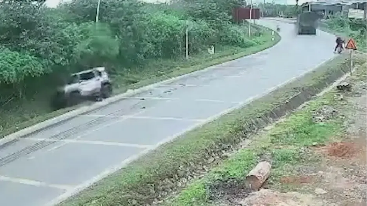 Ô tô con lật nhiều vòng vì tránh xe tải đi ngược chiều